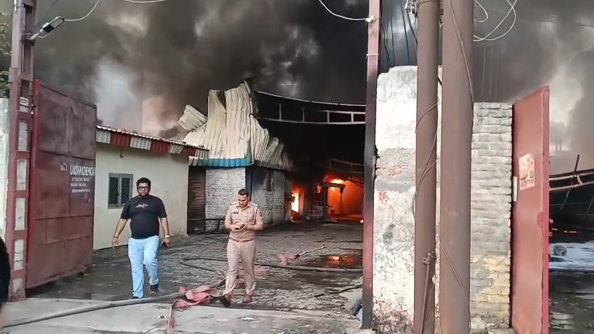 धौलाना औद्योगिक क्षेत्र में आग का तांडव, पेंट फैक्ट्री से उठीं लपटों ने पैकेज्ड वाटर यूनिट को भी निगला