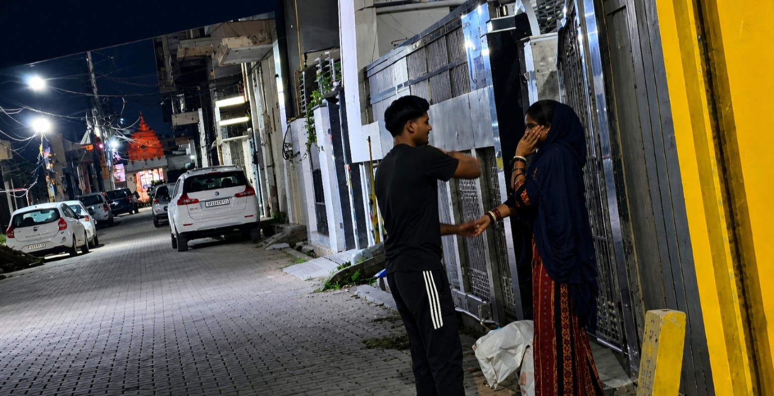 हाथ जोड़ती रही युवती, थप्पड़ बरसाता रहा युवक; हापुड़ की सड़क पर शर्मनाक वारदात