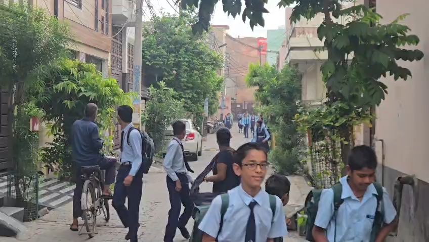 स्कूल जा रहे बच्चों पर बंदरों का हमला, दौड़कर बचाई जान बाल-बाल बची कई मासूमों की जान