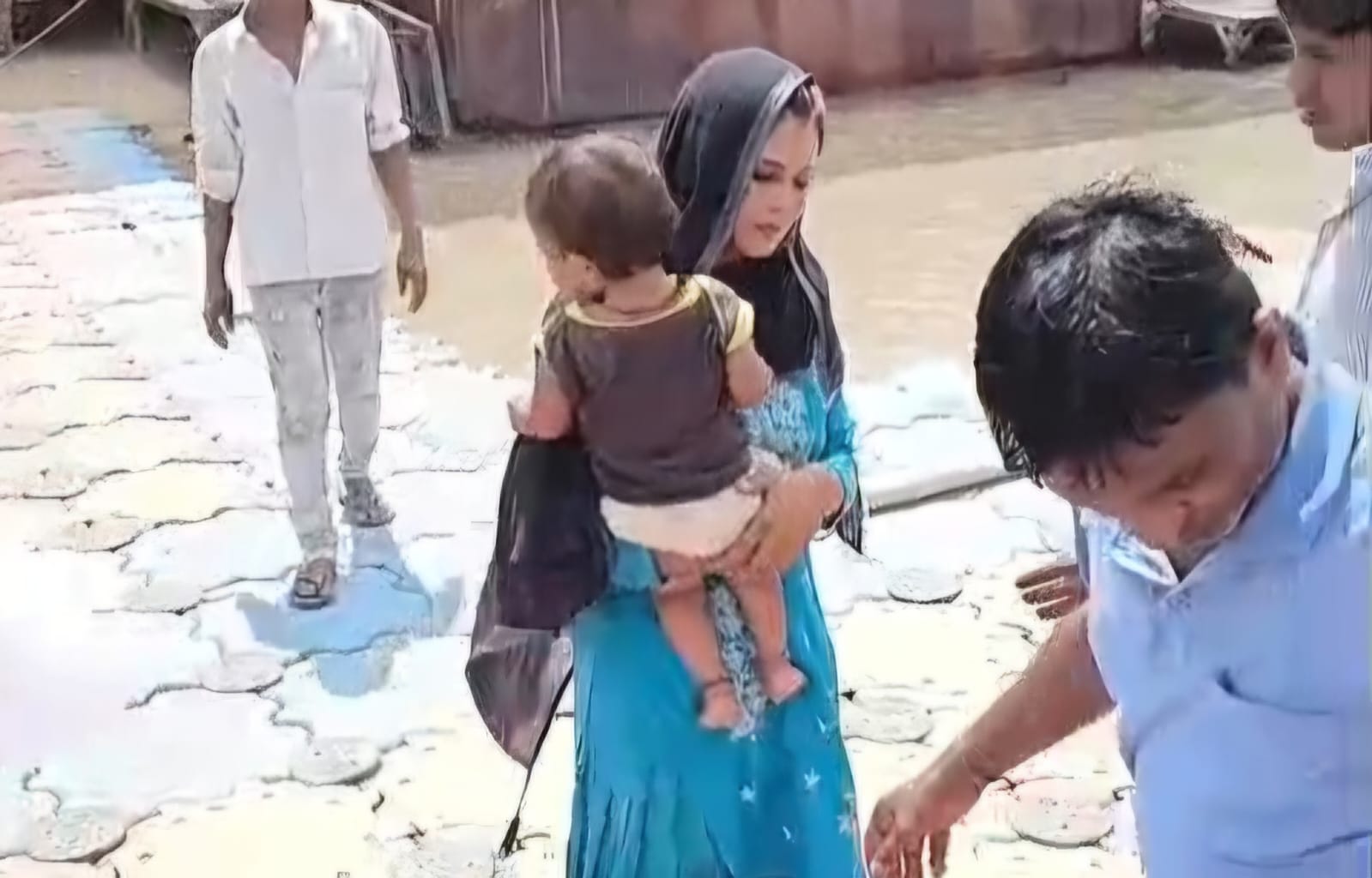 गंगा में छलांग लगाकर जान देने पहुंची महिला, लोगों की सतर्कता से बची जिंदगी