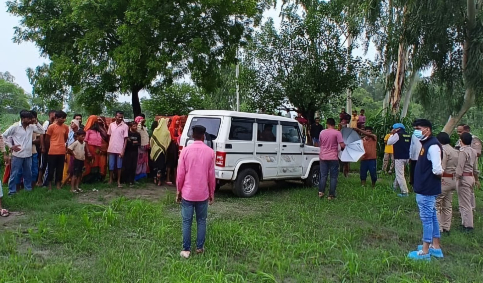 ढाई साल पहले बजी थी शहनाई, अब खेत में पेड़ से लटका मिला विवाहिता का शव, जांच में जुटी पुलिस