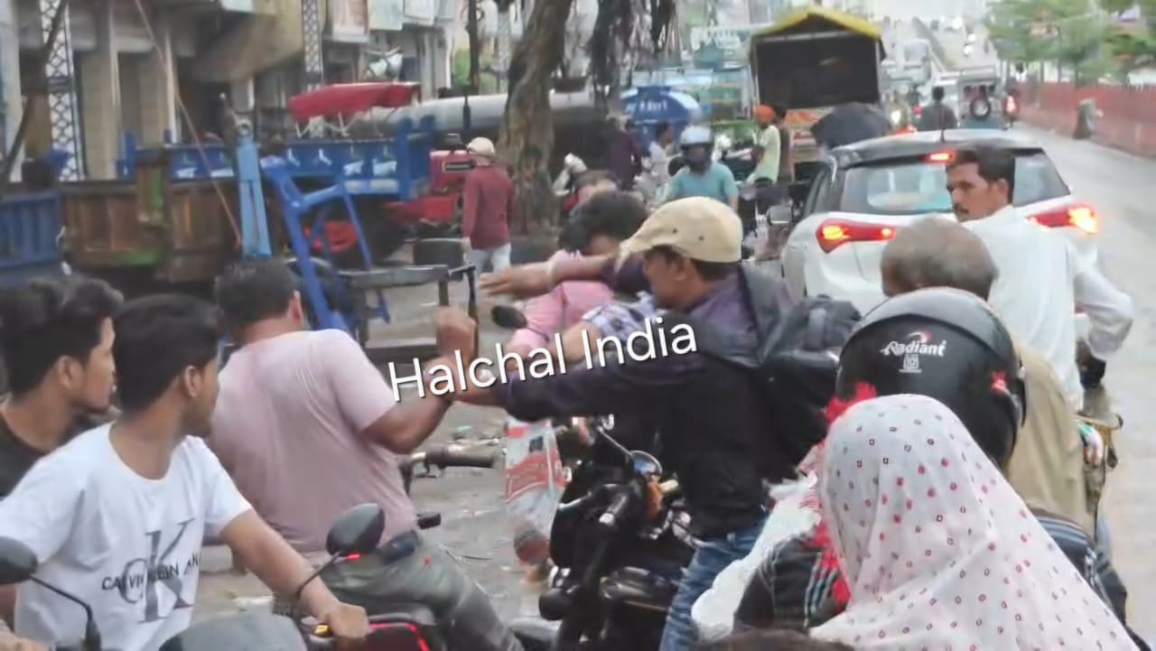 बारिश के पानी की छींट पड़ने पर पुजारी को सड़क पर पीटा, घटना का वीडियो वायरल