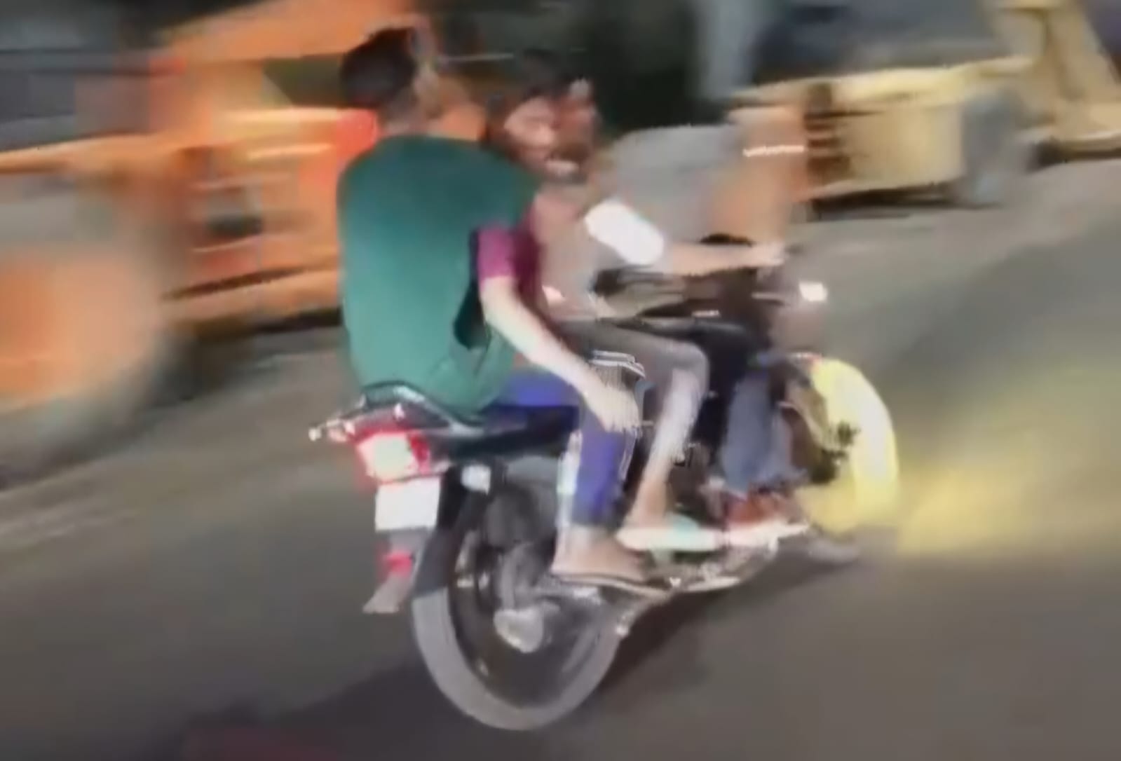 हापुड़ की सड़कों पर स्टंटबाजी का खतरनाक खेल, तीन युवकों का वीडियो वायरल