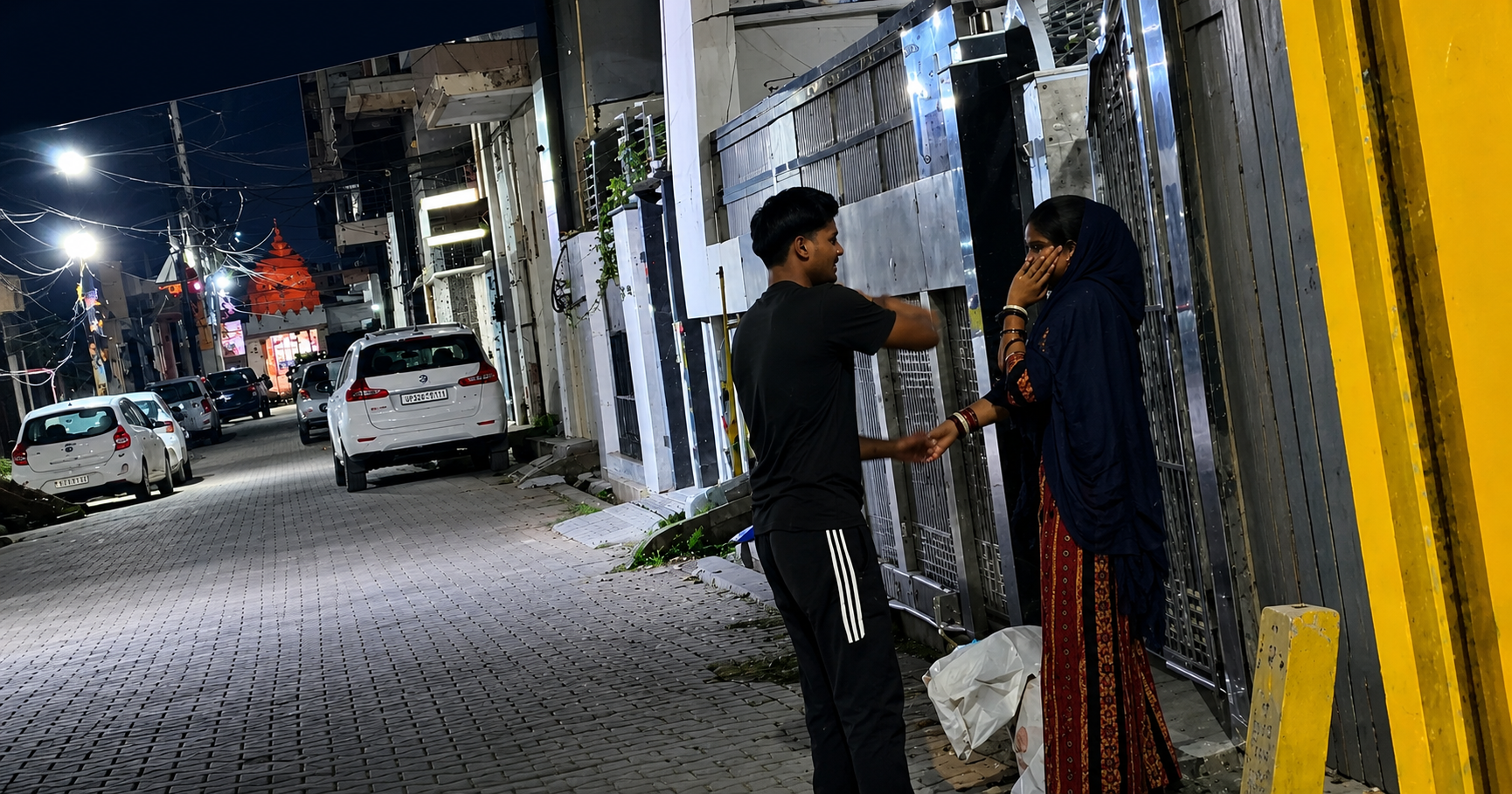 हाथ जोड़ती रही युवती, थप्पड़ बरसाता रहा युवक; हापुड़ की सड़क पर शर्मनाक वारदात