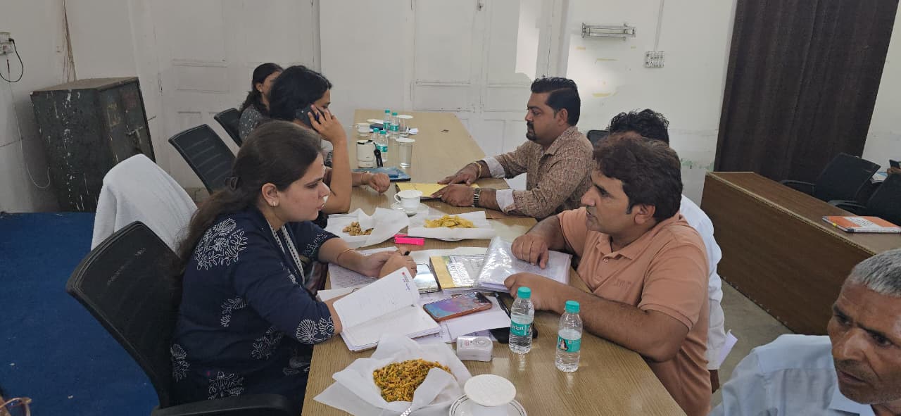 डीएम से शिकायत: परियोजना पर कब्जे की कोशिश, मारपीट और लूट का आरोप