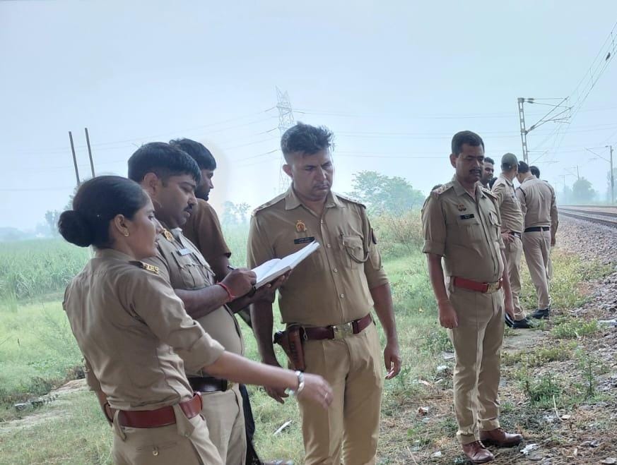 गंगा एक्सप्रेसवे के नीचे रेलवे ट्रैक पर युवती का शव मिलने से सनसनी, दो हिस्सों में मिला शव