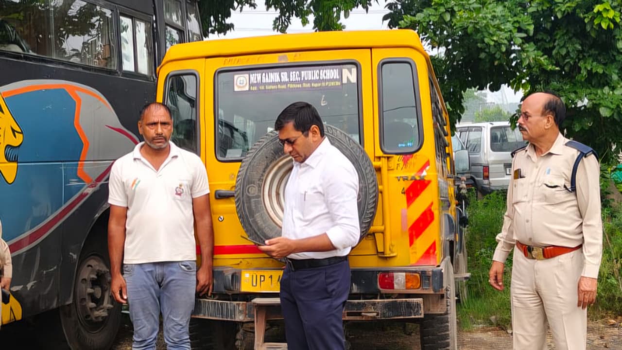 बिना फिटनेस दौड़ रहे स्कूली वाहनों पर बड़ा एक्शन, कई वाहन थाने में बंद, आठ की आरसी निलंबित