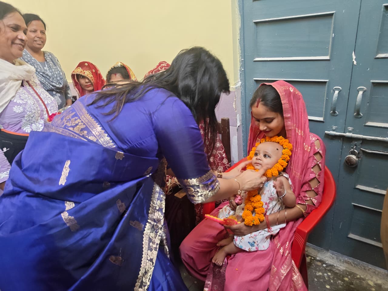 गोद भराई कर डीएम ने गर्भवती महिलाओं को दिया स्वस्थ मातृत्व का संदेश