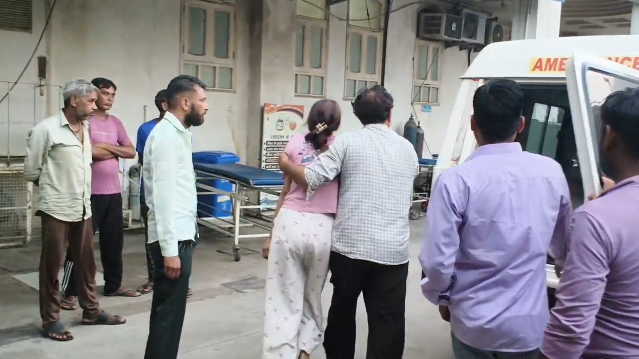 हापुड़ में 'पानी' बना जहर! पानी पीते ही युवती की बिगड़ी हालत, तेजाब जैसी आशंका से मचा हड़कंप
