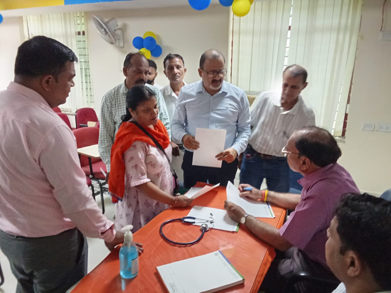 AIIEA के 75 वर्ष पूरे होने पर LIC हापुड़ में लगा निशुल्क स्वास्थ्य शिविर, 80 लोगों ने कराई जांच
