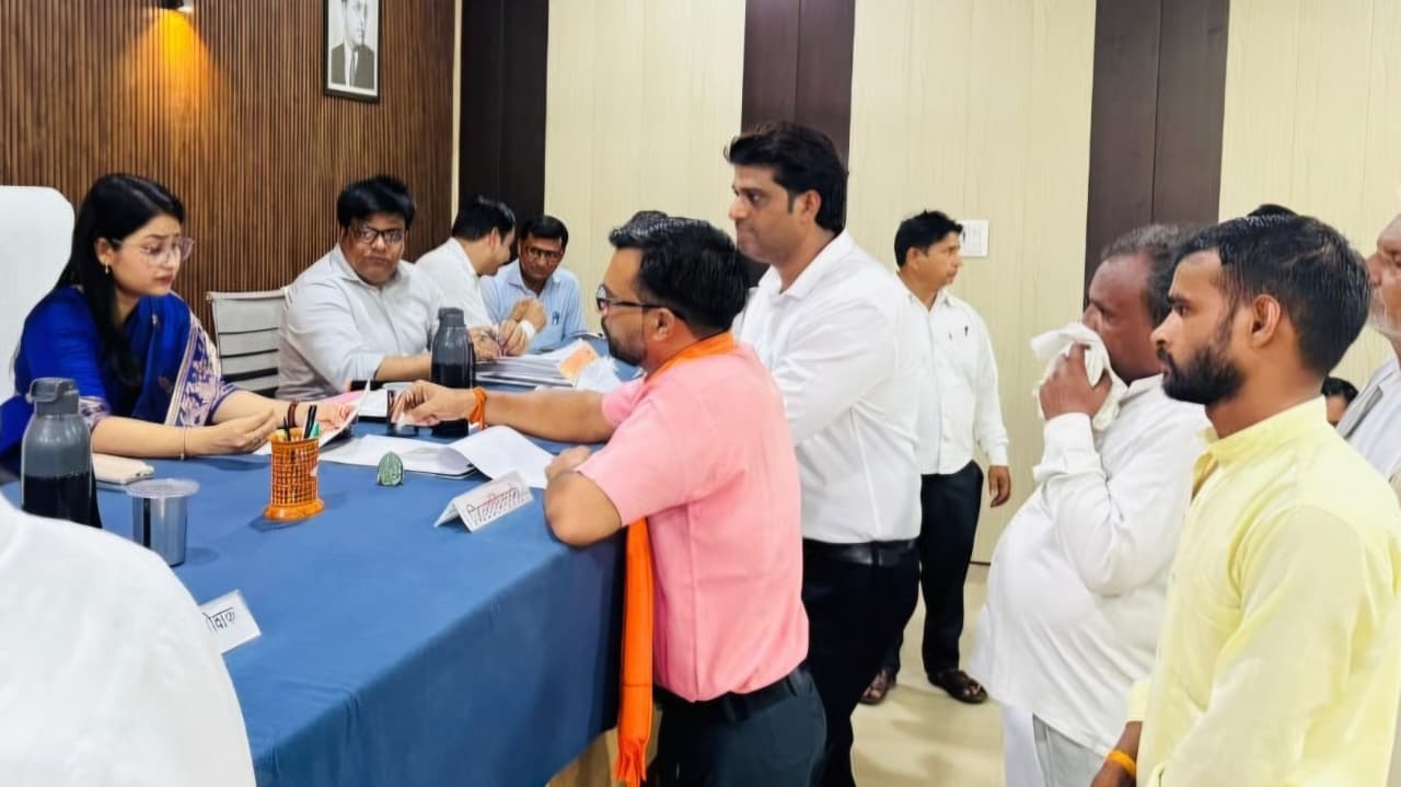 गंगा आरती समिति पर लाखों के चंदे में गड़बड़ी का आरोप, जांच की मांग को लेकर एसडीएम को सौंपा ज्ञापन