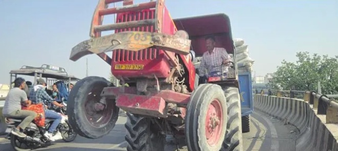 खतरा बने ओवरलोड ट्रैक्टर, फ्लाईओवर पर बिगड़ा संतुलन, टला बड़ा हादसा