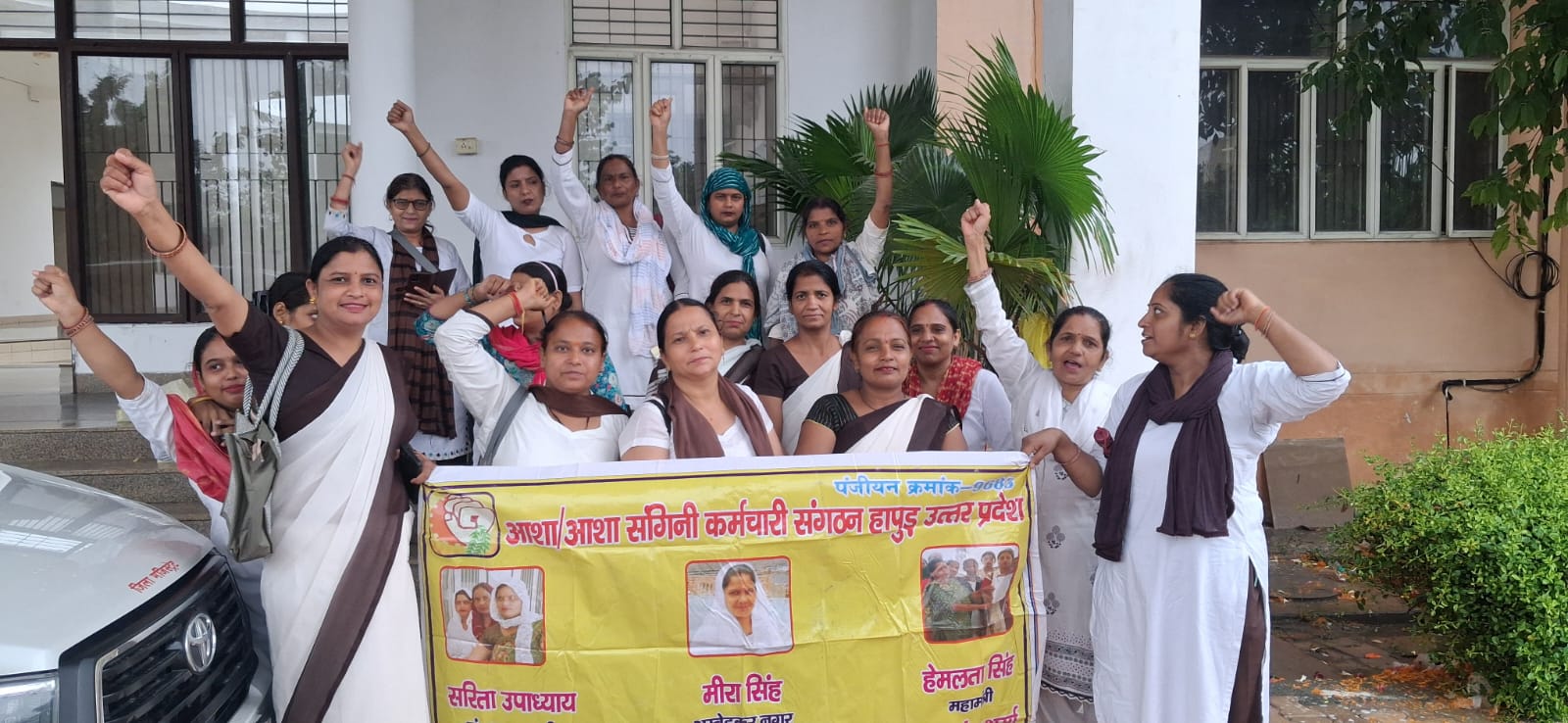 आशा कर्मियों ने वेतन और सामाजिक सुरक्षा की मांग उठाई, प्रधानमंत्री व मुख्यमंत्री के नाम डीएम को सौंपा ज्ञापन