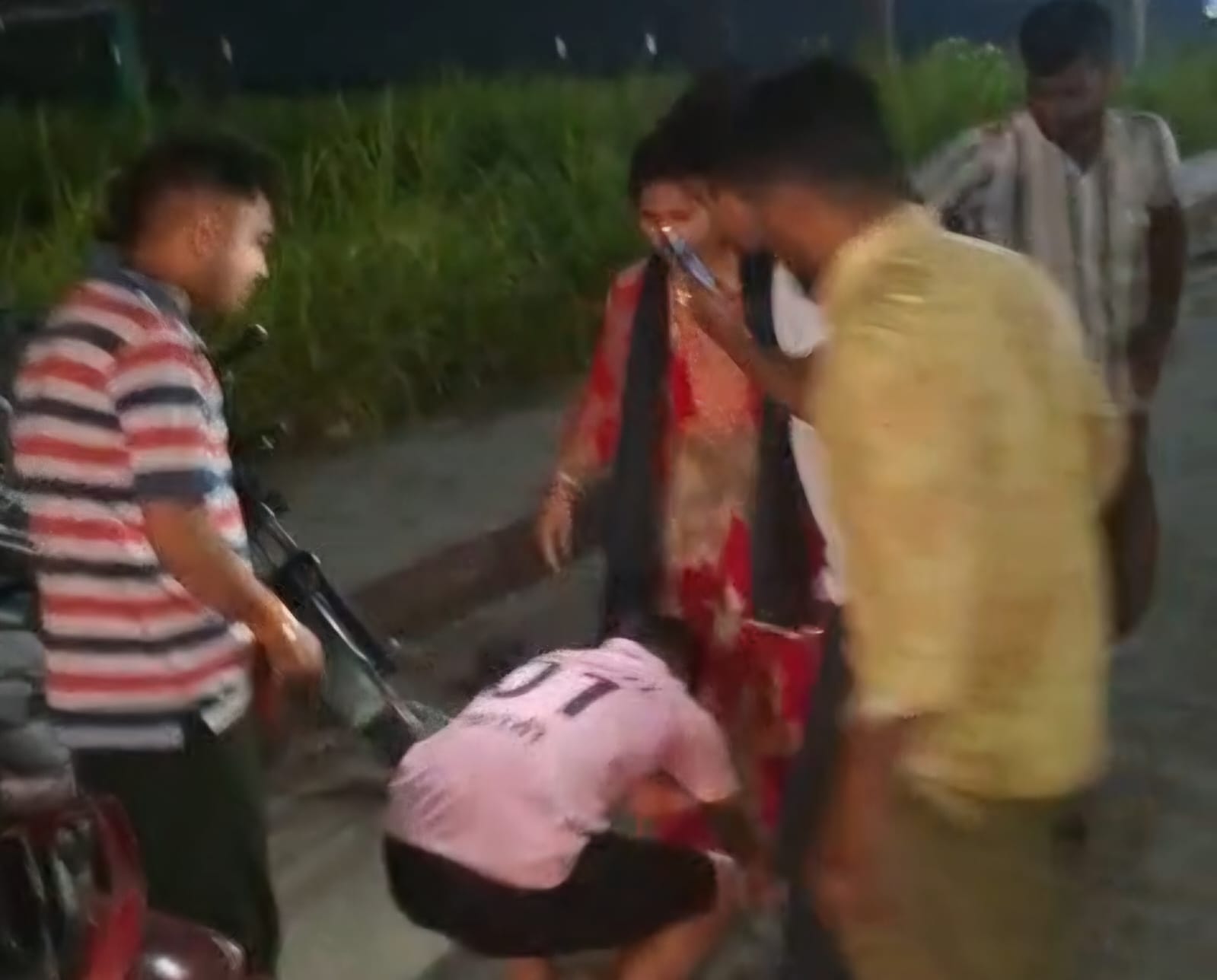 हाईवे पर युवक को छेड़छाड़ का आरोप लगाते हुए बेरहमी से पीटा, महिला से पैर पकड़वाकर मंगवाई माफी, वीडियो वायरल