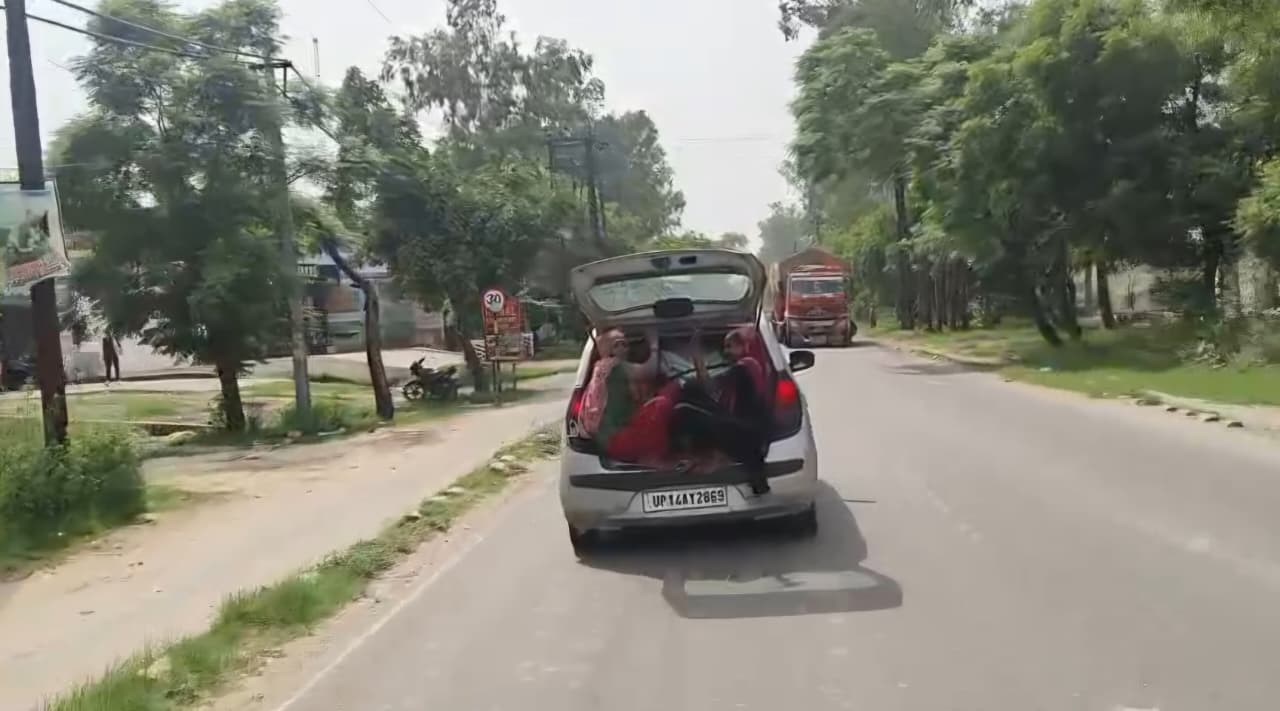 हापुड़ में 'मौत का सफर'! कार की डिग्गी में बैठाकर महिलाओं को दौड़ाई तेज रफ्तार कार, वीडियो वायरल