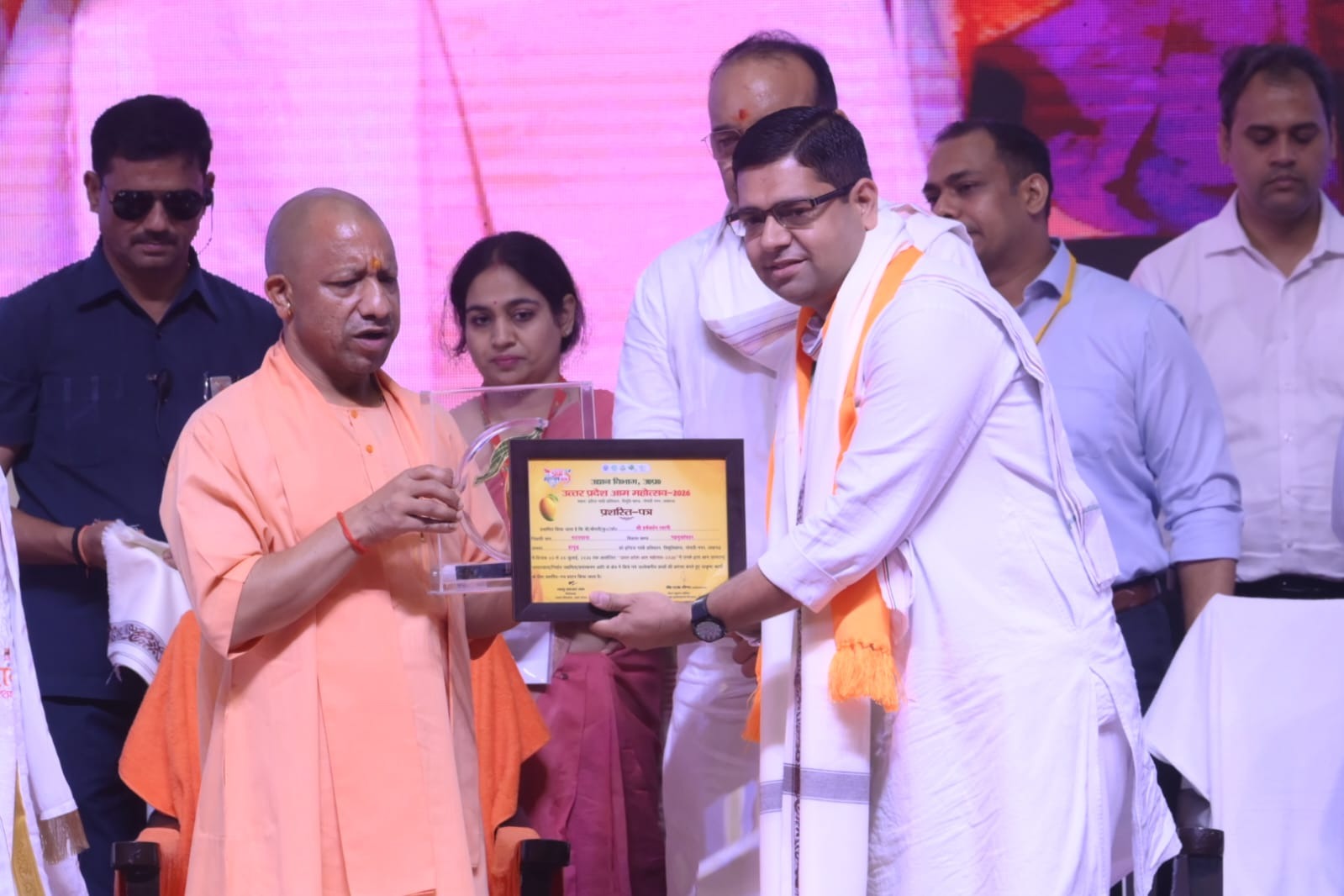 लखनऊ आम महोत्सव में हापुड़ का जलवा, मुख्यमंत्री ने किया गढ़मुक्तेश्वर के एफपीओ को सम्मानित