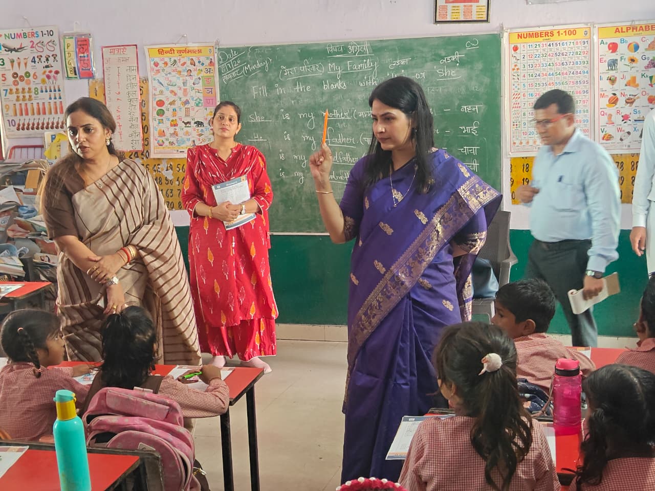 डीएम का स्कूलों पर सख्त पहरा, बच्चों से पूछे सवाल... परखी पढ़ाई और मिड-डे मील की हकीकत