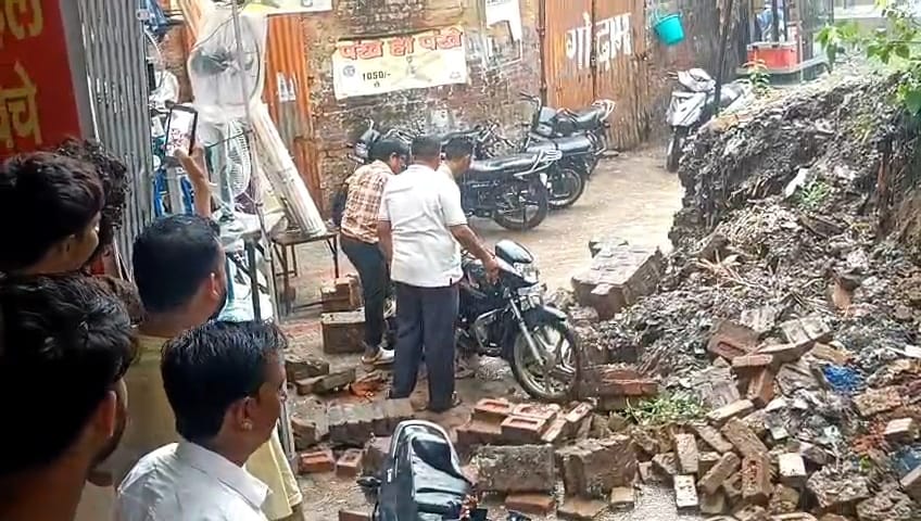मूसलाधार बारिश का कहर: गोल मार्केट में भरभराकर गिरी विशाल दीवार, कई बाइकें मलबे में दबीं, टला बड़ा हादसा