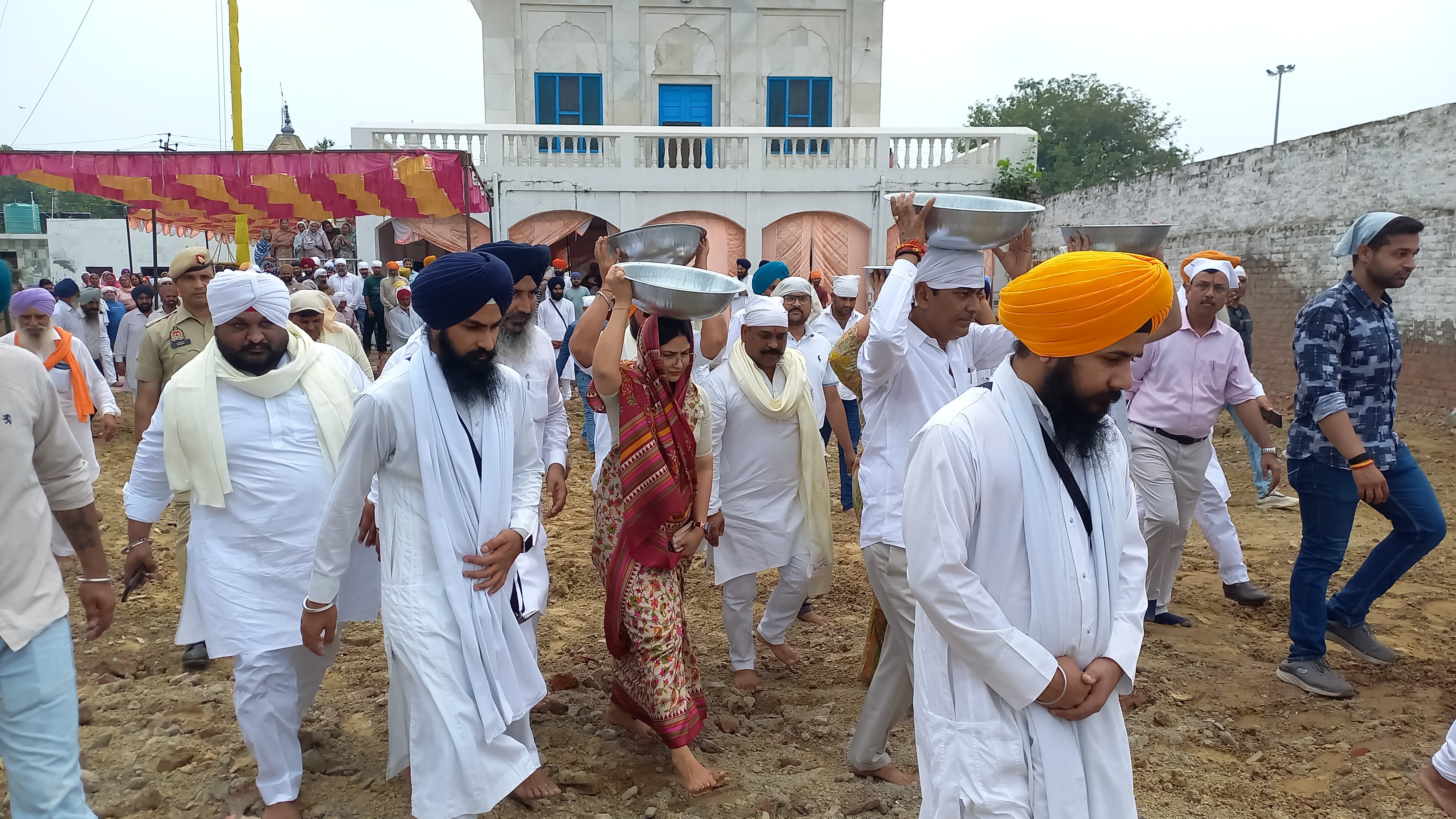 गुरुद्वारे में मिट्टी ढोती नजर आईं डीएम कविता मीना, गुरुद्वारे में श्रमदान कर दिया सेवा का संदेश