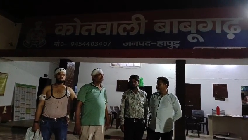 रास्ते में घेरकर पिता-पुत्र पर जानलेवा हमला, लाठी-डंडों से पीटकर किया घायल