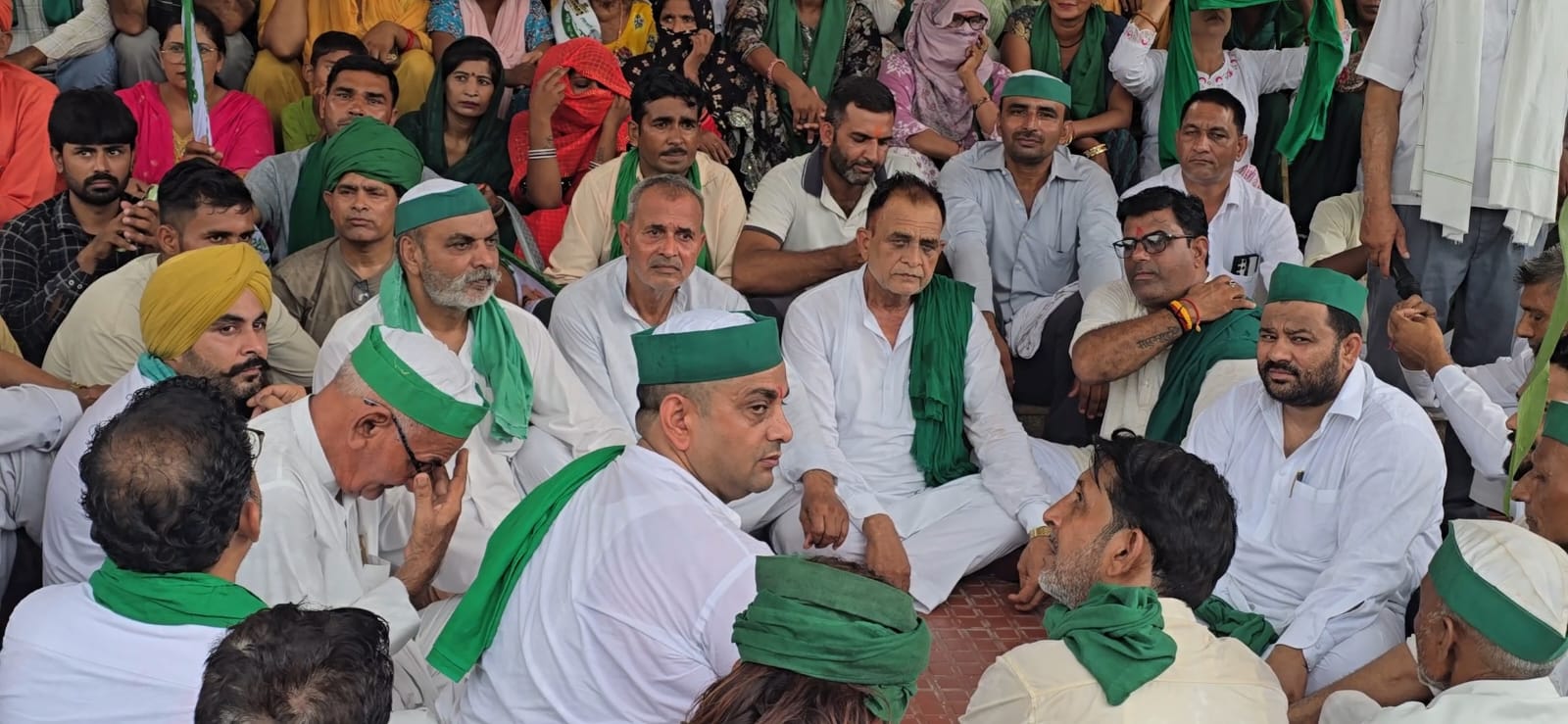 किसानों का हुंकार भरा ज्ञापन, MSP की कानूनी गारंटी से लेकर गन्ना भुगतान तक 11 मांगों पर डीएम से हस्तक्षेप की मांग