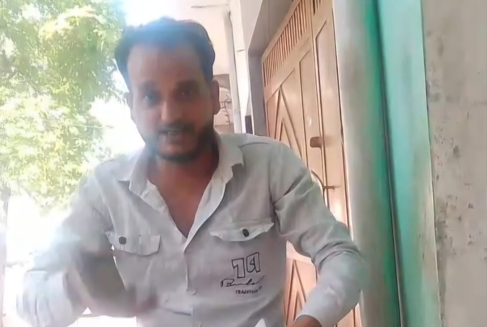 सोशल मीडिया पर युवक ने पीएम मोदी और सीएम योगी को दी गोली मारने की धमकी, वीडियो वायरल