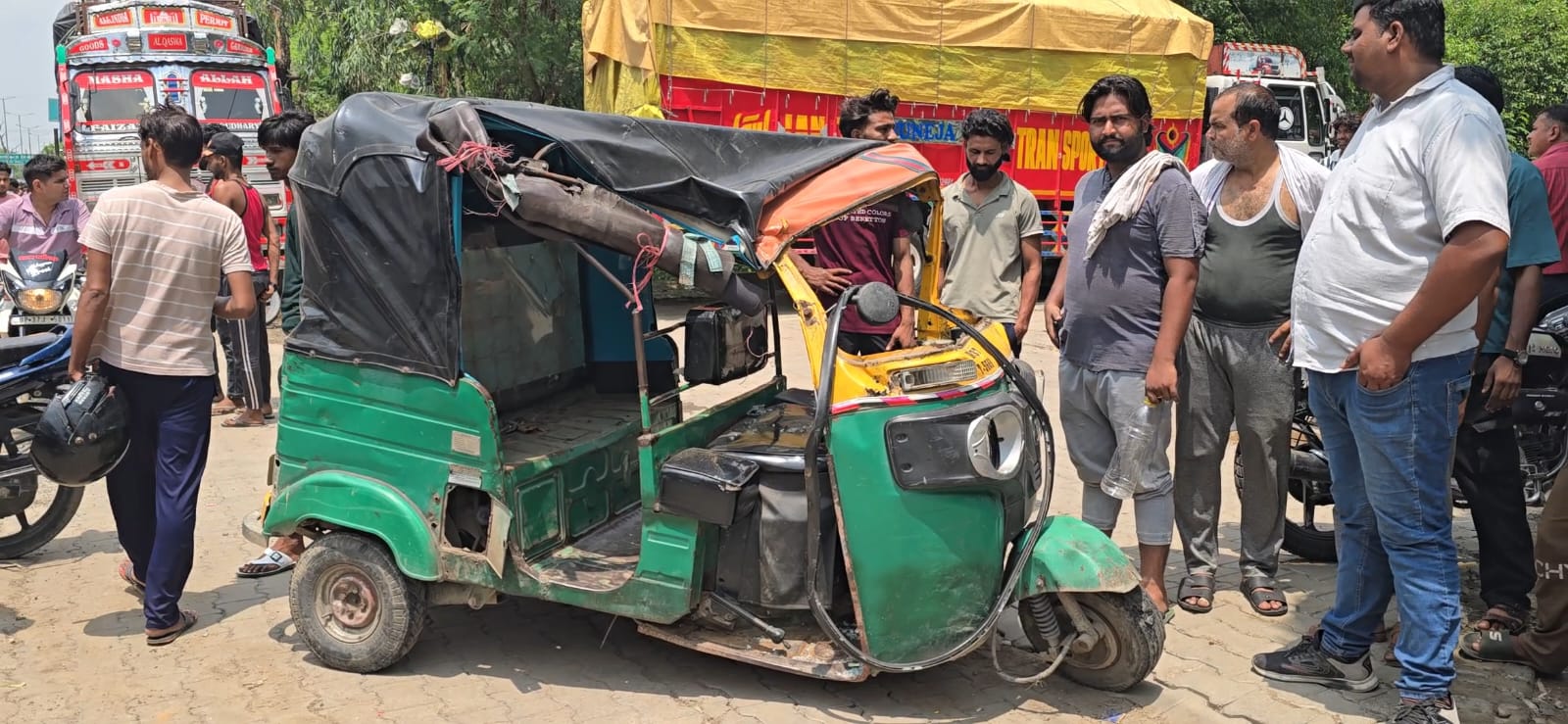 दिल्ली रोड पर ऑटो और कैंटर की भीषण टक्कर, एक की मौत, दो घायल
