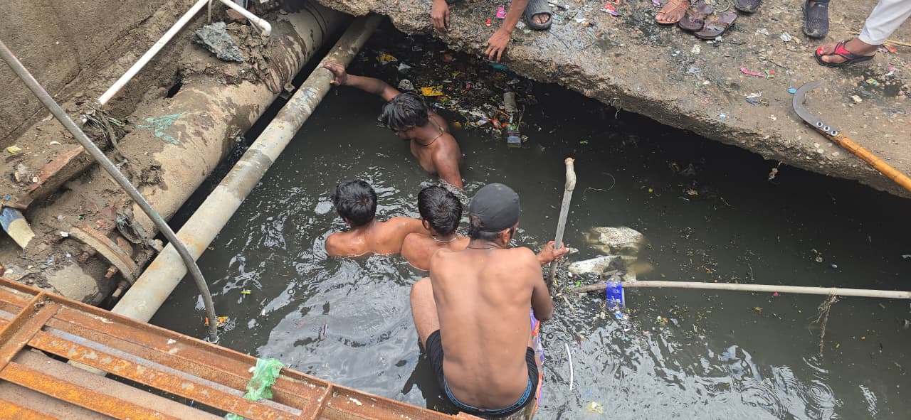 बारिश के बाद जागी पालिका, मजदूरों की जान से खिलवाड़! करोड़ों की मशीनें बनीं शोपीस, गंदे नाले में उतारे सफाईकर्मी