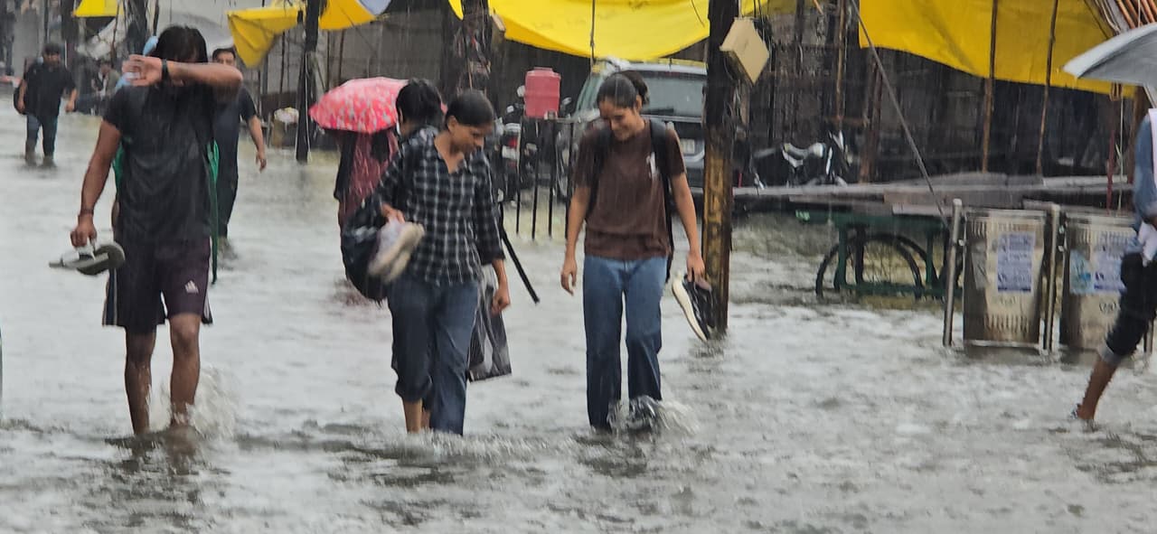 बारिश ने खोली नगर पालिका के दावों की पोल, गोल मार्केट में तैरती दिखीं स्कूटी-बाइक