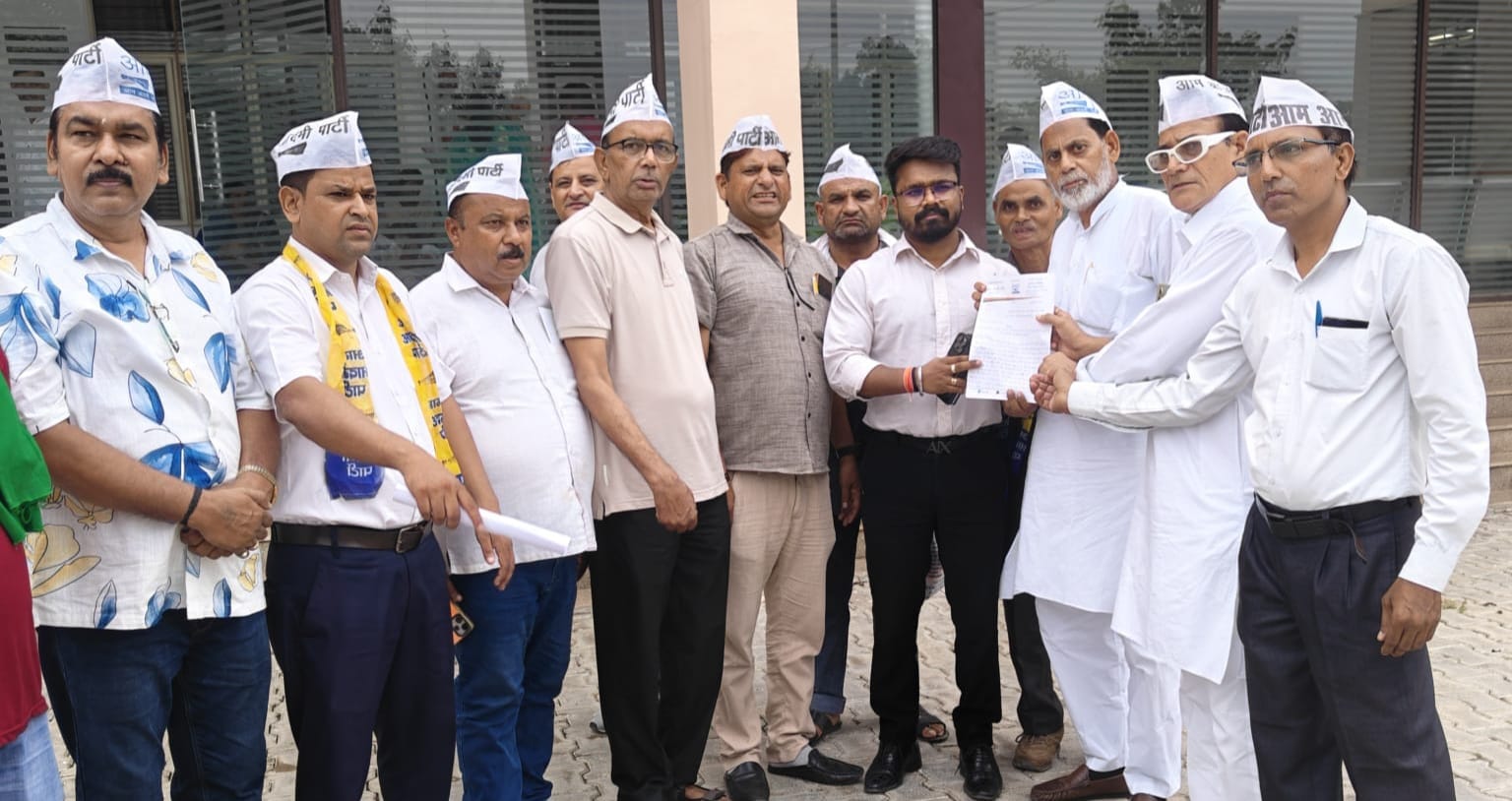 राष्ट्रपति के नाम ज्ञापन सौंपकर आप कार्यकर्ताओं ने किया प्रदर्शन, केंद्र सरकार पर साधा निशाना