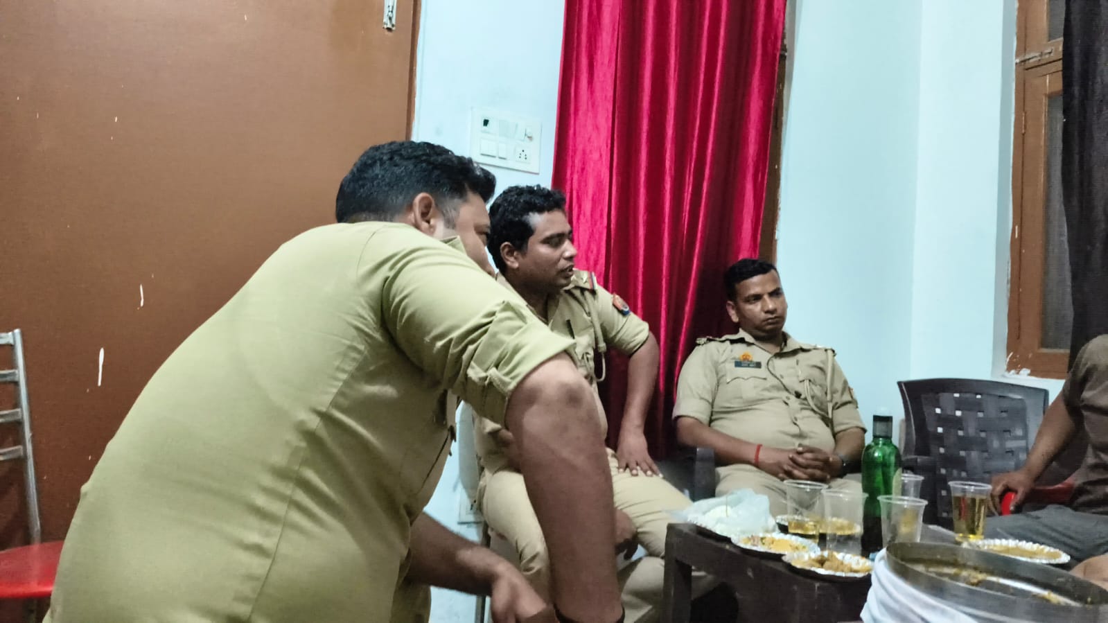 वर्दी में शराब पार्टी पड़ी भारी, गढ़मुक्तेश्वर के दो दरोगा और एक सिपाही लाइन हाजिर