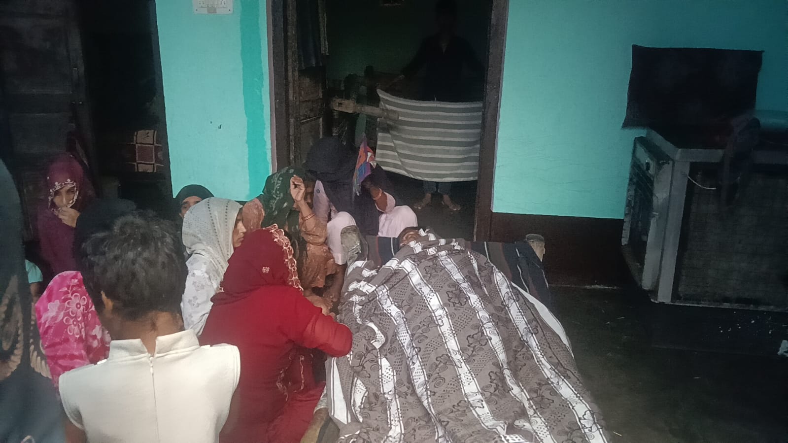 बारिश बनी काल: कच्चे मकान की छत ढही, मलबे में दबकर अधेड़ की मौत, बेटा घायल