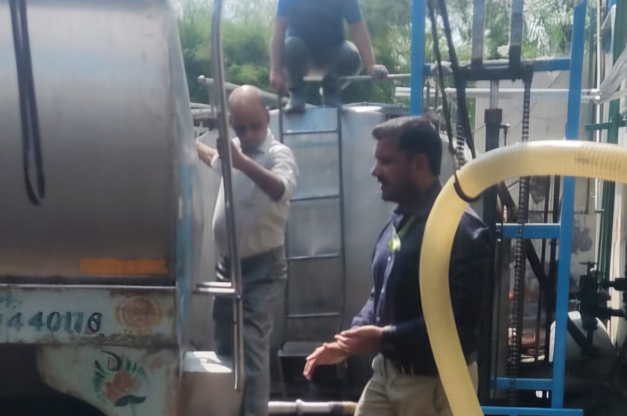 खाद्य विभाग की सख्ती, ढाबे और डेयरी पर छापा; पनीर, बटर, दूध और ग्रेवी के नमूने लिए