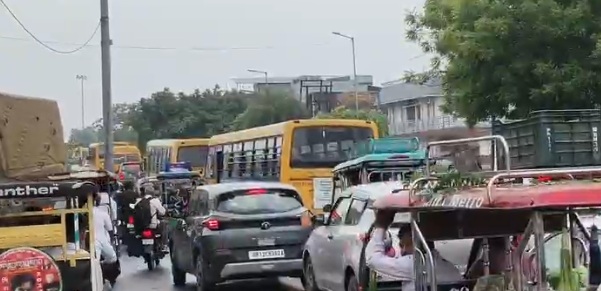 मेरठ रोड फ्लाईओवर पर बीच सड़क में खराब हुआ ट्रक, लंबा जाम; स्कूली वाहन समेत सैकड़ों वाहन फंसे