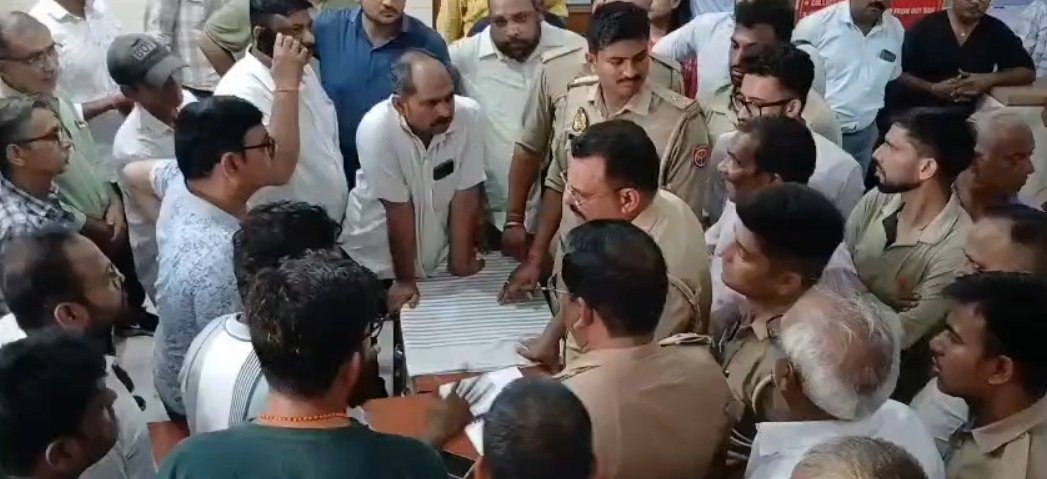 निजी अस्पताल में हुआ जमकर हंगामा,डिलीवरी के दौरान लापरवाही का आरोप