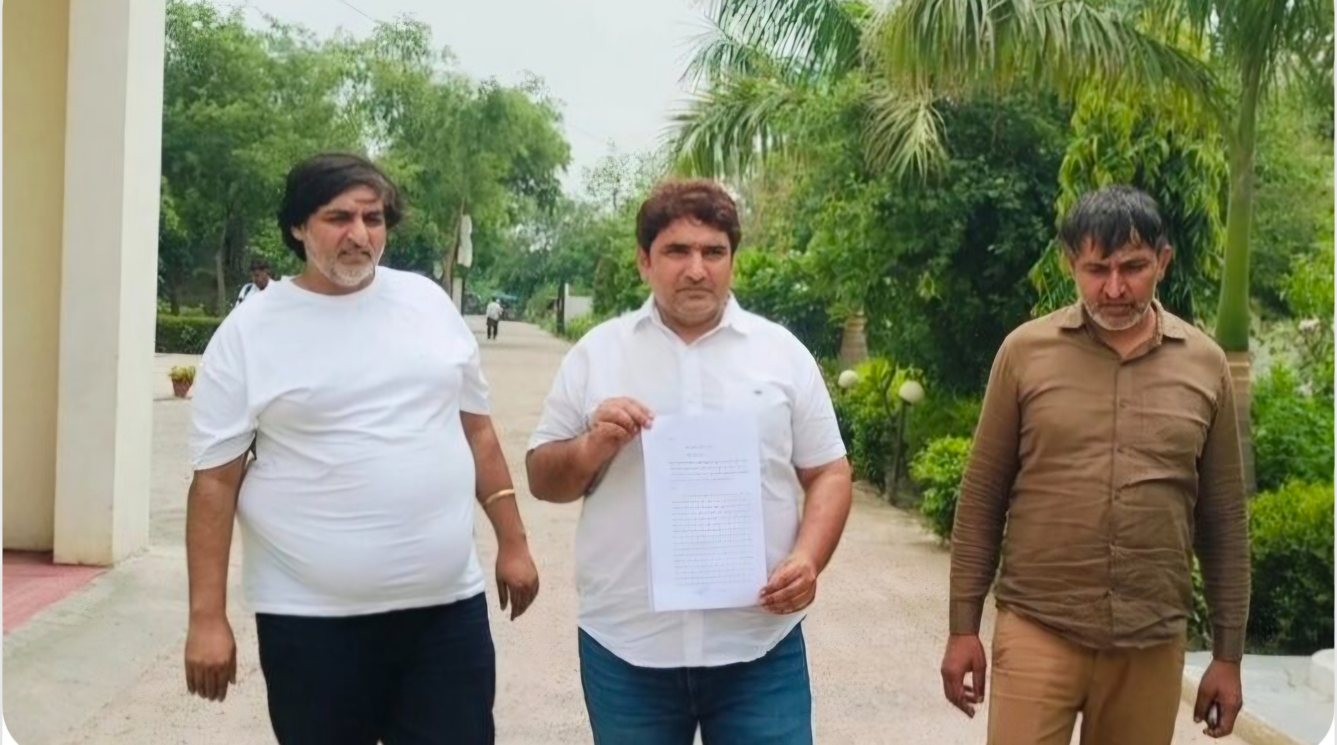 विवादित जमीन पर कब्जे को लेकर डीएम से निष्पक्ष जांच की मांग