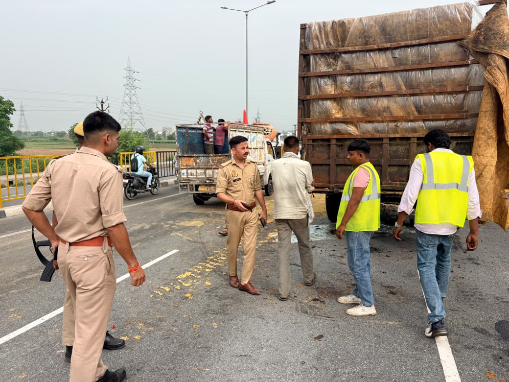हाईवे पर चारे से भरी ट्रॉली में बस की टक्कर, पलटी ट्रॉली; डायवर्जन के दौरान ई-रिक्शा व एक्टिवा भिड़े