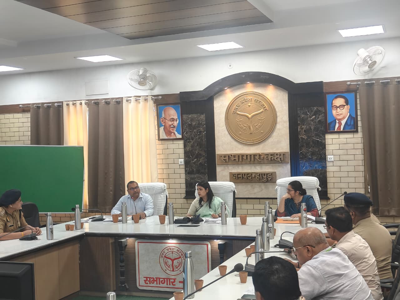 राजस्व वसूली में ढिलाई पर डीएम सख्त, लक्ष्य पूरा नहीं करने वाले विभागों को चेतावनी